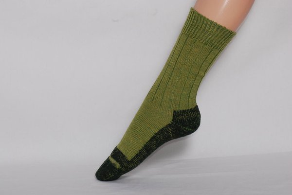 Hirsch Natur, Trekking-Socken aus  100% Wolle, Farbe maigrün/tanne