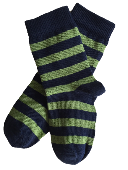 Grödo, Socken aus 98% Bio-Baumwolle und 2% Elasthan, marine-moos geringelt