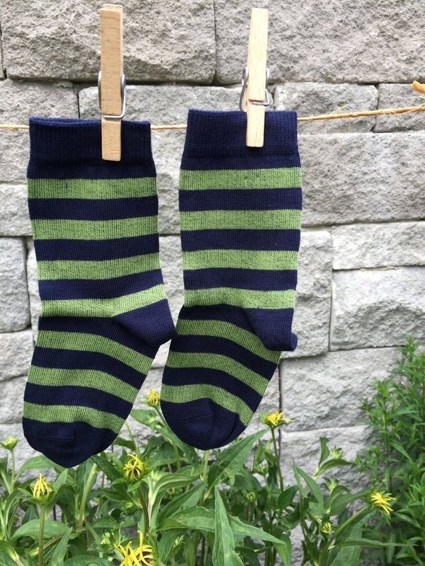 Grödo, Socken aus 98% Bio-Baumwolle und 2% Elasthan, marine-moos geringelt