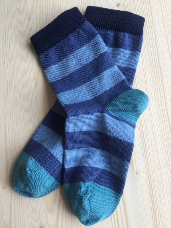 Grödo, Kinder-Socken aus 98% Bio-Baumwolle und 2% Elasthan, blau geringelt