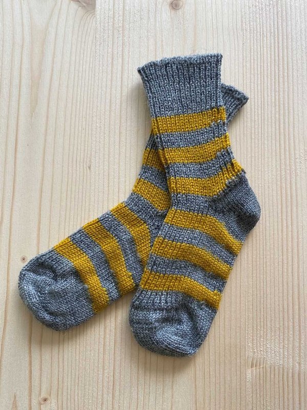 HIRSCH NATUR, warme Socken aus reiner Wolle,  ringel grau/senfgelb