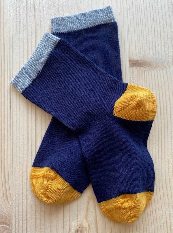 Leela Cotton, Kinder-Socken aus 98% Bio-Baumwolle und 2% Elasthan, dunkelblau/senfgelb/grau