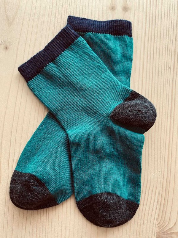 Leela Cotton, Kinder-Socken aus 98% Bio-Baumwolle und 2% Elasthan, petrol/anthrazit/marine