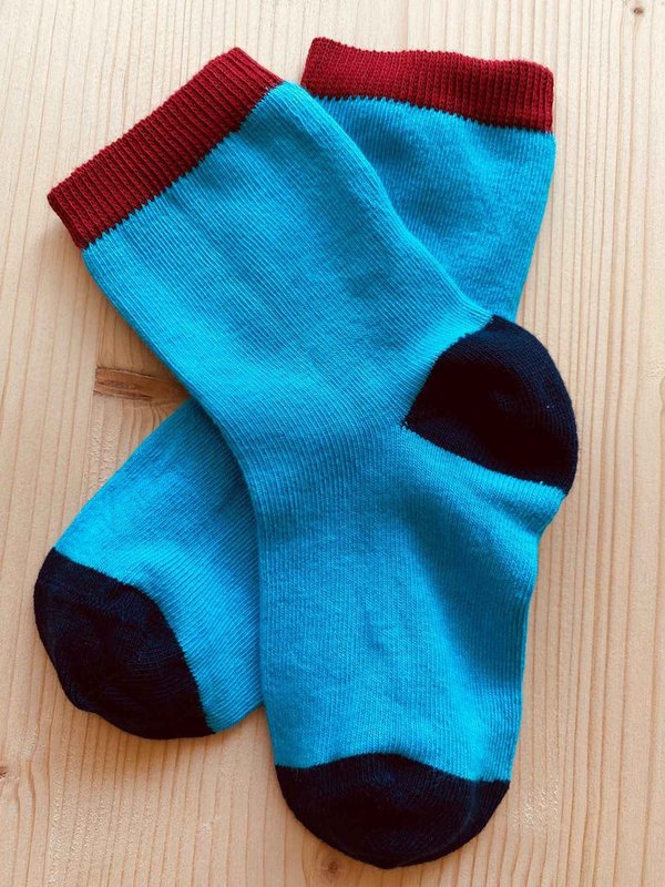 Leela Cotton, Kinder-Socken aus 98% Bio-Baumwolle und 2% Elasthan, cyan/marine/rot